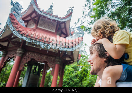 Glückliche Touristen Vater und Sohn in Longson Pagode Stockfoto