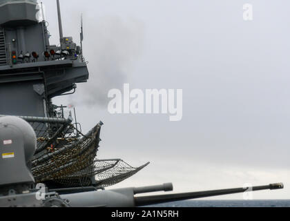 190925-N-PC 620-0526 arktischen Ozean (Sept. 25, 2019) Die Ticonderoga-Klasse geführte-missile Cruiser USS Normandie (CG60) feuert seine Steuerbord Phalanx schließen - in Weapon System während einer Live-fire Übung Sept. 25, 2019. Die Normandie ist die in der Arktis in Unterstützung der Marineoperationen maritime Stabilität und Sicherheit zu gewährleisten, damit der Zugang, Aggression abzuschrecken und USA verteidigen, Verbündete und Partner Interessen zu gewährleisten. (U.S. Marine Foto von Mass Communication Specialist 2. Klasse Michael H. Lehman/Freigegeben) Stockfoto