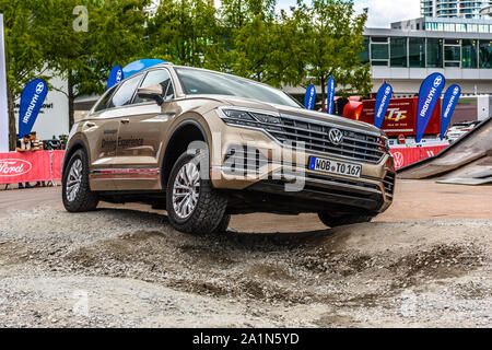 FRANKFURT, Deutschland - September 2019: Sand light brown VOKLSWAGEN VW TOUAREG III 3CR auf Test site, IAA International Motor Show Auto Ausstellung. Stockfoto