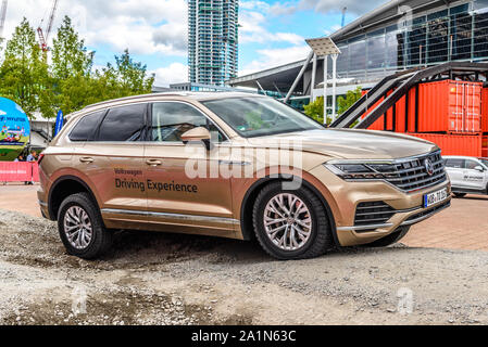 FRANKFURT, Deutschland - September 2019: Sand light brown VOKLSWAGEN VW TOUAREG III 3CR auf Test site, IAA International Motor Show Auto Ausstellung. Stockfoto