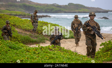 Us-Marines mit Charlie Company, 1.BATAILLON, 3. Marine Regiment, Patrol zur Landing Zone (LZ) Boondocker von LZ Adler während der Übung Insel Marauder auf der Marine Corps Base Hawaii, Kaneohe Bay, Sept. 25, 2019. Übung Insel Marauder ist eine Schulungsveranstaltung in der Marines verschiedene Szenarien durchgeführt, während die Prüfung der neuen Technologie auf dem Schlachtfeld. (U.S. Marine Corps Foto von Cpl. Eric Tso) Stockfoto