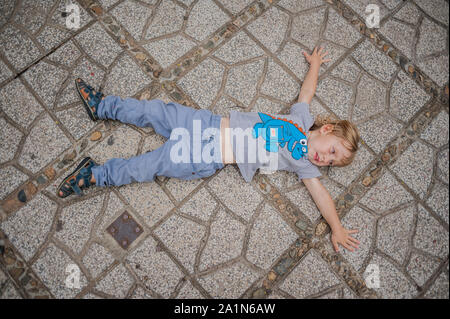 Toddler Boy müde im Tempel liegt auf dem Bürgersteig in Po Nagar Cham Tovers. Asia Travel Konzept. Stockfoto