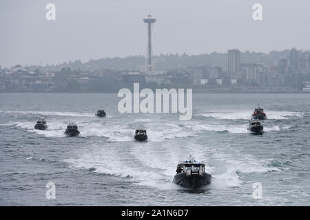 Die U.S. Coast Guard neben lokalen Partner, Landes- und Bundesbehörden in einem Bereich der maritimen Sicherheit Training und Übung Programm (AMSTEP) Fall Montag, Sept. 23, 2019 am Puget Sound in der Nähe von Seattle teilgenommen. Die Strafverfolgungsbehörden verwendet verschiedene kleine Boote ein Staat Washington Fähre, die an der Ausbildung teilgenommen haben. (U.S. Coast Guard Foto von Petty Officer 2nd class Steve Strohmaier) Stockfoto