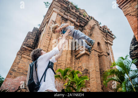 Vater und Kleinkind Sohn Touristen in Vietnam. Papa wirft seine. Po Nagar Cham Tovers. Asia Travel Konzept. Stockfoto