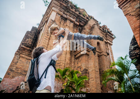 Vater und Kleinkind Sohn Touristen in Vietnam. Papa wirft seine. Po Nagar Cham Tovers. Asia Travel Konzept. Stockfoto