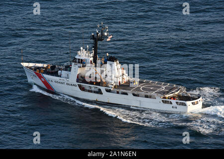 Coast Guard Cutter Aktiv (WMEC 618) Transite über dem Pazifischen Ozean in der Nähe von Newport, Erz, zur Unterstützung der Operation Pazifik Vermögen am 12.08.16., 2019. Die Aktive ist eine 210-Fuß-Mittlere Ausdauer auf der Grundlage von Port Angeles, Washington (USA Coast Guard Foto von Petty Officer 2nd class Steve Strohmaier) Stockfoto