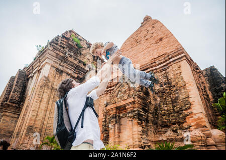 Vater und Kleinkind Sohn Touristen in Vietnam. Papa wirft seine. Po Nagar Cham Tovers. Asia Travel Konzept. Stockfoto