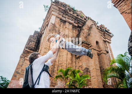 Vater und Kleinkind Sohn Touristen in Vietnam. Papa wirft seine. Po Nagar Cham Tovers. Asia Travel Konzept. Stockfoto