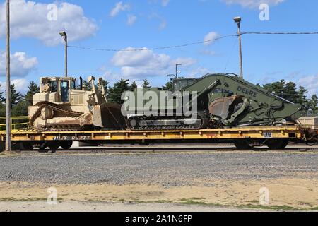 Militärische Fahrzeuge und Ausrüstungsgegenstände von der 829th Engineer Unternehmen sind auf triebwagen Sept. 25, 2019 geladen, am Fort McCoy, Wis die Ausrüstung für einen Einsatz in Übersee im Jahr später ausgeliefert wurde. Die Schiene wird geladen und die damit verbundenen Arbeiten wurde von der 829Th und Mitarbeiter mit der Festung McCoy Logistics Readiness Center Transport Division abgeschlossen. (U.S. Armee Foto von Scott T. Sturkol, Public Affairs Office, Fort McCoy, Wis.) Stockfoto
