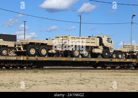 Militärische Fahrzeuge und Ausrüstungsgegenstände von der 829th Engineer Unternehmen sind auf triebwagen Sept. 25, 2019 geladen, am Fort McCoy, Wis die Ausrüstung für einen Einsatz in Übersee im Jahr später ausgeliefert wurde. Die Schiene wird geladen und die damit verbundenen Arbeiten wurde von der 829Th und Mitarbeiter mit der Festung McCoy Logistics Readiness Center Transport Division abgeschlossen. (U.S. Armee Foto von Scott T. Sturkol, Public Affairs Office, Fort McCoy, Wis.) Stockfoto