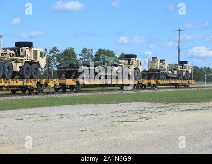 Militärische Fahrzeuge und Ausrüstungsgegenstände von der 829th Engineer Unternehmen sind auf triebwagen Sept. 25, 2019 geladen, am Fort McCoy, Wis die Ausrüstung für einen Einsatz in Übersee im Jahr später ausgeliefert wurde. Die Schiene wird geladen und die damit verbundenen Arbeiten wurde von der 829Th und Mitarbeiter mit der Festung McCoy Logistics Readiness Center Transport Division abgeschlossen. (U.S. Armee Foto von Scott T. Sturkol, Public Affairs Office, Fort McCoy, Wis.) Stockfoto