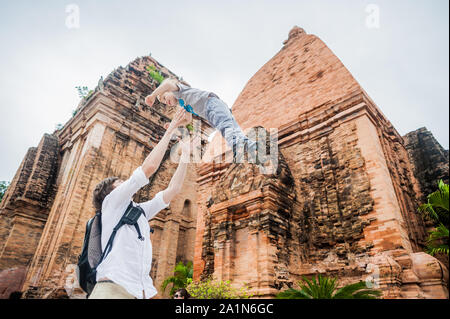 Vater und Kleinkind Sohn Touristen in Vietnam. Papa wirft seine. Po Nagar Cham Tovers. Asia Travel Konzept. Stockfoto