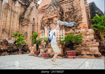 Vater und Kleinkind Sohn Touristen in Vietnam. Papa wirft seine. Po Nagar Cham Tovers. Asia Travel Konzept. Stockfoto