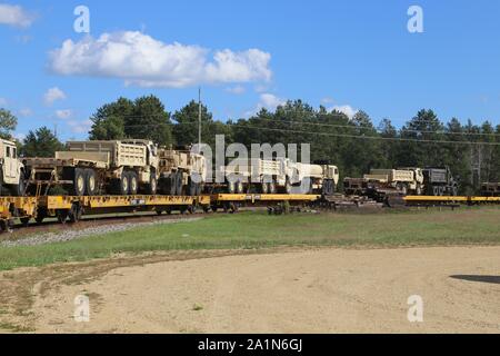 Militärische Fahrzeuge und Ausrüstungsgegenstände von der 829th Engineer Unternehmen sind auf triebwagen Sept. 25, 2019 geladen, am Fort McCoy, Wis die Ausrüstung für einen Einsatz in Übersee im Jahr später ausgeliefert wurde. Die Schiene wird geladen und die damit verbundenen Arbeiten wurde von der 829Th und Mitarbeiter mit der Festung McCoy Logistics Readiness Center Transport Division abgeschlossen. (U.S. Armee Foto von Scott T. Sturkol, Public Affairs Office, Fort McCoy, Wis.) Stockfoto