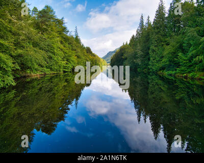 Laggan Allee auf dem Caledonian Canal in Schottland, UK - auf einer ruhigen, sonnigen Tag. Stockfoto