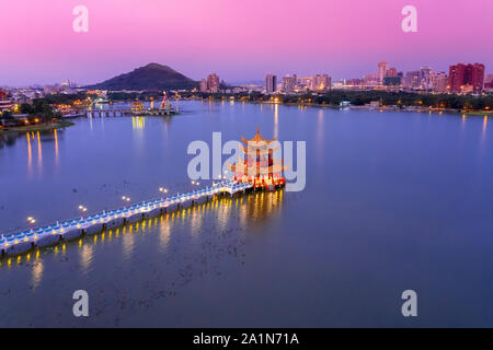 Luftaufnahme Lotus Teich bei Nacht. Kaohsiung City. Taiwan Stockfoto