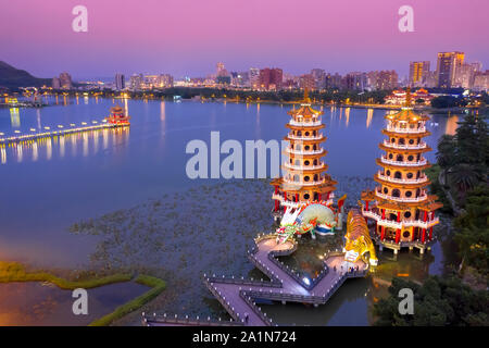 Luftaufnahme des Lotus Teich Drachen und Tiger Pagoden in der Nacht. Kaohsiung City. Taiwan Stockfoto