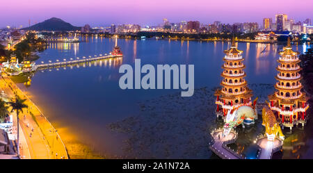 Luftaufnahme des Lotus Teich Drachen und Tiger Pagoden in der Nacht. Kaohsiung City. Taiwan Stockfoto