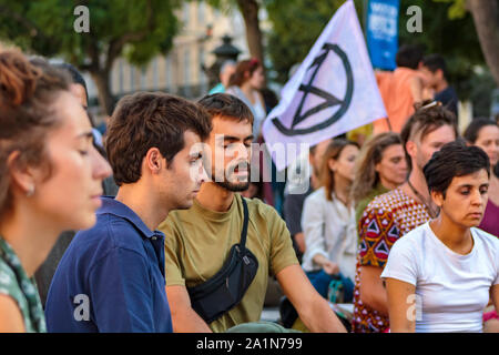 Lissabon, Portugal - 27. September 2019: Gruppe von Menschen, die auf dem Boden sitzend Still protestieren gegen Klimawandel auf globaler Klima Streik Stockfoto