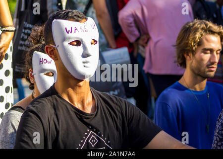 Lissabon, Portugal - 27. September 2019: Gruppe von Menschen, die auf dem Boden sitzend Still protestieren gegen Klimawandel auf globaler Klima Streik Stockfoto