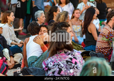 Lissabon, Portugal - 27. September 2019: Gruppe von Menschen, die auf dem Boden sitzend Still protestieren gegen den Klimawandel Stockfoto