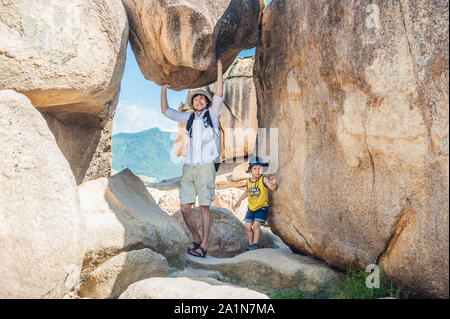 Vater und Sohn Reisende in der Hon Chong Cape, Garden Stone, beliebten touristischen Destinationen in Nha Trang. Vietnam Stockfoto