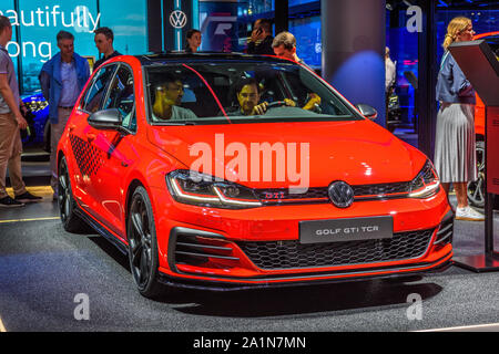 FRANKFURT, Deutschland - September 2019: rote Volkswagen Golf GTI CTR Hatchback, Iaa Auto Ausstellung. Stockfoto