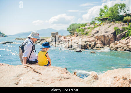 Vater und Sohn Reisende in der Hon Chong Cape, Garden Stone, beliebten touristischen Destinationen in Nha Trang. Vietnam Stockfoto