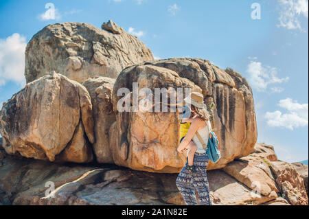 Mutter und Sohn Reisende in der Hon Chong Cape, Garden Stone, beliebte Reiseziele in Nha Trang. Vietnam Stockfoto