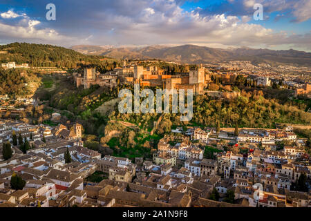 Antenne Panoramablick auf die Alhambra in Granada Spanien mit Mauern und Türme und Paläste Stockfoto