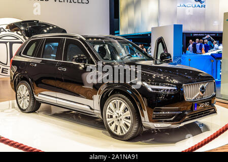 FRANKFURT, Deutschland - September 2019: Schwarz gepanzerten VOLVO XC90 SUV, Iaa Auto Ausstellung. Stockfoto