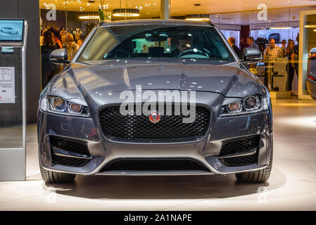 FRANKFURT, Deutschland - September 2019: Silber grau Jaguar XF Limousine, Iaa Auto Ausstellung. Stockfoto