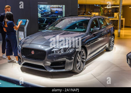 FRANKFURT, Deutschland - September 2019: Silber grau Jaguar XF Limousine, Iaa Auto Ausstellung. Stockfoto