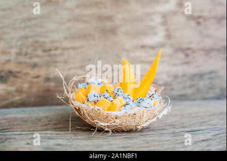 Obstsalat mit Drachenfrucht und Papaya in einer halben Kokosnuss Stockfoto