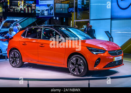 FRANKFURT, Deutschland - September 2019: rot OPEL CORSA-E kleine elektrische Heckklappe, Iaa Auto Ausstellung. Stockfoto