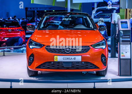 FRANKFURT, Deutschland - September 2019: rot OPEL CORSA-E kleine elektrische Heckklappe, Iaa Auto Ausstellung. Stockfoto