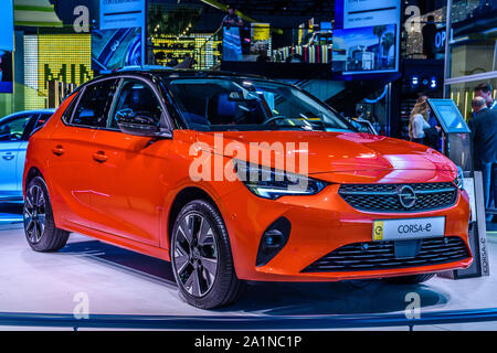 FRANKFURT, Deutschland - September 2019: rot OPEL CORSA-E kleine elektrische Heckklappe, Iaa Auto Ausstellung. Stockfoto