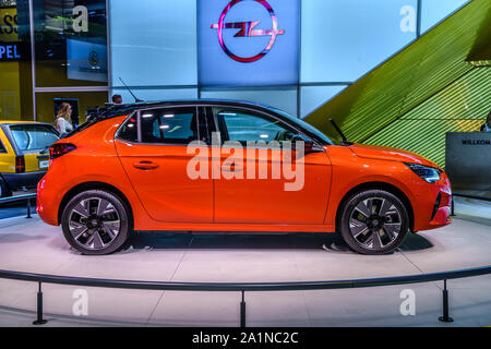 FRANKFURT, Deutschland - September 2019: rot OPEL CORSA-E kleine elektrische Heckklappe, Iaa Auto Ausstellung. Stockfoto