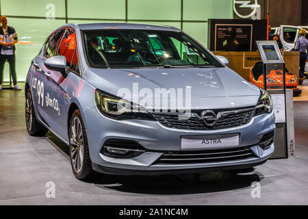 FRANKFURT, Deutschland - September 2019: Silber grau OPEL ASTRA Limousine, Iaa Auto Ausstellung. Stockfoto