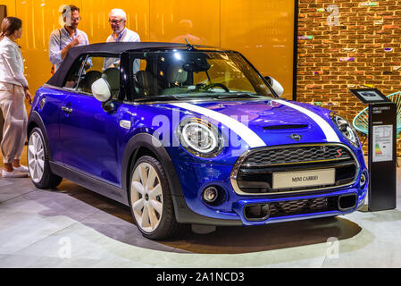 FRANKFURT, Deutschland - September 2019: blue white MINI Cooper Cabrio, Iaa Auto Ausstellung. Stockfoto