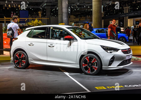 FRANKFURT, Deutschland - September 2019: weißen OPEL CORSA Limousine, Iaa Auto Ausstellung. Stockfoto