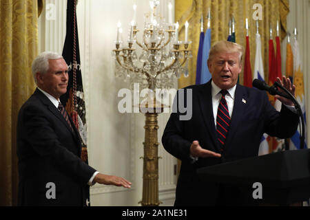 Washington, District of Columbia, USA. 27 Sep, 2019. Präsidenten der Vereinigten Staaten Donald J. Trumpf und uns Vice President Mike Pence nehmen an der Hispanic Heritage Monat Empfang im Weißen Haus in Washington am 27. September 2019. Credit: Yuri Gripas/Pool über CNP Credit: Yuri Gripas/CNP/ZUMA Draht/Alamy leben Nachrichten Stockfoto