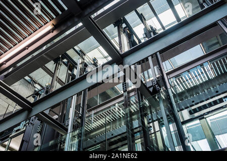 MUMOK - Innenraum der Hubwelle im Museum Moderner Kunst, Wien, Österreich. Stockfoto