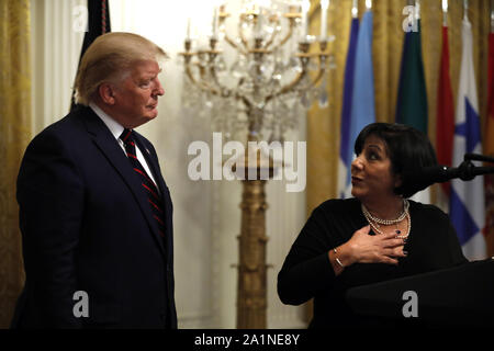 Washington, District of Columbia, USA. 27 Sep, 2019. Martha Avila, Herzschlag von Miami Schwangerschaft helfen medizinische Kliniken, danke United States President Donald J. Trumpf bei der Hispanic Heritage Monat Empfang im Weißen Haus in Washington am 27. September 2019. Credit: Yuri Gripas/Pool über CNP Credit: Yuri Gripas/CNP/ZUMA Draht/Alamy leben Nachrichten Stockfoto