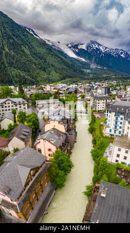 Vertikale Foto von Dörfern entlang Fluss Arve in Chamonix. Stockfoto
