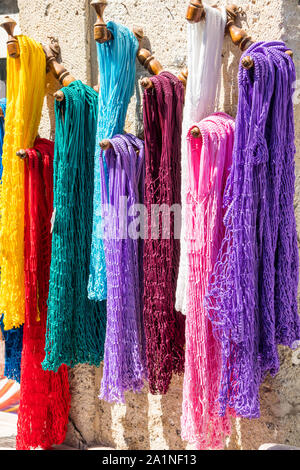 Farbenfroher Net Taschen Aufhängen außerhalb ein Shop in Alacati, Türkei Stockfoto