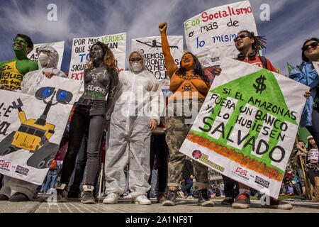 Buenos Aires, der Hauptstadt Argentiniens. 27 Sep, 2019. Hunderttausende junge Menschen aus mehr als 160 Ländern mobilisiert heute im Rahmen des Dritten globalen Klima Streik von der Umweltorganisation "Freitag gefördert für die Zukunft" an Regierungen dringende Maßnahmen gegen die Klimakrise verlangen. Mit Epizentrum in Buenos Aires, Argentinien Die Märsche fanden in über 30 Städten. Dies ist die dritte Welt Mobilisierung für die klimatischen Klimakrise, wie die vorangegangenen, durch die Entscheidung des Schwedischen teenager Greta Thunberg jeden Freitag außerhalb der S zu sitzen Stockfoto