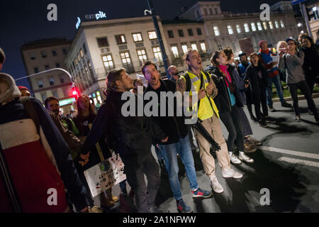 Aktivisten aus dem Aussterben Rebellion Organisationsbaustein die größte Schnittmenge in Warschau während des Protestes. Demonstranten auf die Strasse auf der ganzen Welt für eine weitere Runde des globalen Klimawandels Streiks und in Warschau tausende Bürger nahmen an einem Marsch für das Klima der Erde - eine unabhängige, Gras organisiert - Wurzeln Bürgerbewegung, die gegründet wurde, um zu helfen, den Klimawandel, während eine Gruppe von Aktivisten vor dem Aussterben Rebellion Organisation nach der Klima März die größte Schnittmenge von Warschau blockiert abhalten. Einige Aktivisten ein Globus geformten Zelt in eine Fahrspur der Straße. Stockfoto