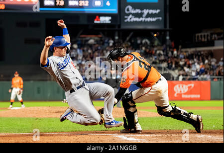 San Francisco, Kalifornien, USA. 27 Sep, 2019. Los Angeles Dodgers catcher Will Smith (16), schlägt den werfen, San Francisco Giants catcher Stephen Vogt (21) zum Ergebnis des LA 9 ausführen, während ein MLB-Spiel zwischen den Los Angeles Dodgers und den San Francisco Giants bei Oracle Park in San Francisco, Kalifornien. Valerie Shoaps/CSM/Alamy leben Nachrichten Stockfoto