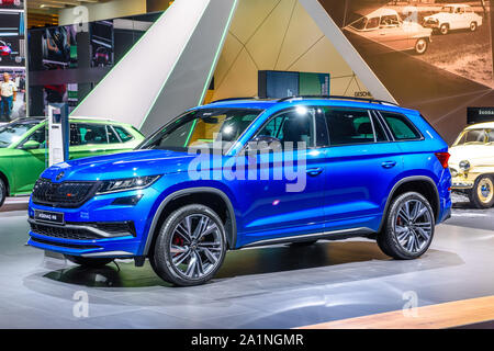 FRANKFURT, Deutschland - September 2019: blauer SKODA KODIAQ SUV, Iaa Auto Ausstellung. Stockfoto